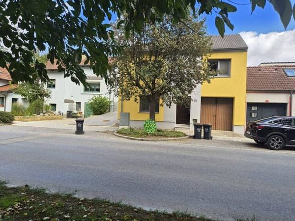 Immobilie in Asparn an der Zaya - Nachhaltig wohnen im Weinviertel: Charmantes und gepflegtes Ziegelmassiv-Einfamilienhaus in Top-Lage von Asparn - nahe Mistelbach: 4 Zimmer + separate Küche, Garage, Dämmung & Kunststofffenster um nur 199.900 € - Bild 0