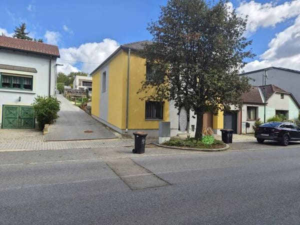 Immobilie in Asparn an der Zaya - Nachhaltig wohnen im Weinviertel: Charmantes und gepflegtes Ziegelmassiv-Einfamilienhaus in Top-Lage von Asparn - nahe Mistelbach: 4 Zimmer + separate Küche, Garage, Dämmung & Kunststofffenster um nur 199.900 € - Bild 1