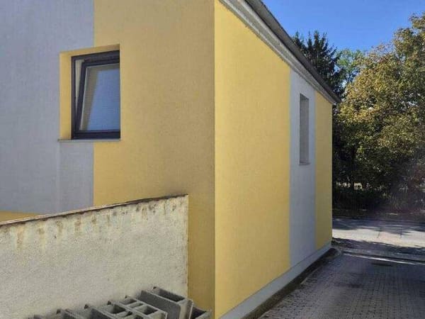 Immobilie in Asparn an der Zaya - Nachhaltig wohnen im Weinviertel: Charmantes und gepflegtes Ziegelmassiv-Einfamilienhaus in Top-Lage von Asparn - nahe Mistelbach: 4 Zimmer + separate Küche, Garage, Dämmung & Kunststofffenster um nur 199.900 € - Bild 2