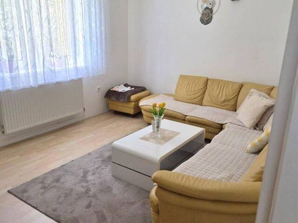 Immobilie in Asparn an der Zaya - Nachhaltig wohnen im Weinviertel: Charmantes und gepflegtes Ziegelmassiv-Einfamilienhaus in Top-Lage von Asparn - nahe Mistelbach: 4 Zimmer + separate Küche, Garage, Dämmung & Kunststofffenster um nur 199.900 € - Bild 3