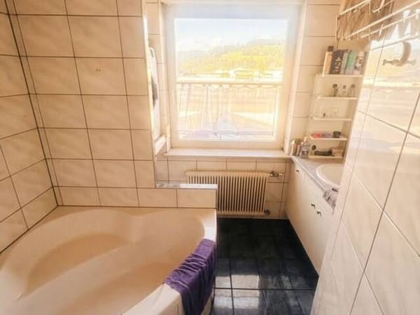 Immobilie in Feldkirchen in Kärnten - Gepflegte 67m² Eigentums Wohnung€ 199 000.- , Einbauküche , Bad mit Wanne & Dusch und Fenster, Fertigparkett, Fernwärme - Bild 2