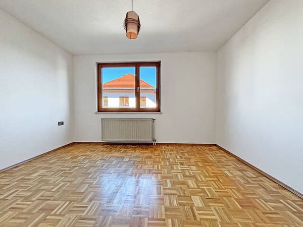 Immobilie in Höchst - Wohnen auf zwei Ebene - großzügige Wohnung mit Balkon & Garten - Bild 3