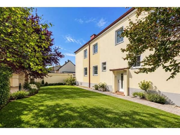 Immobilie in Wiener Neustadt - Ein Haus, viele Möglichkeiten | Großzügiges Zuhause mit zwei Wohnebenen und Ausbaureserve | 2 Küchen | Separate Eingänge | Garten mit viel Privatsphäre - Bild 0
