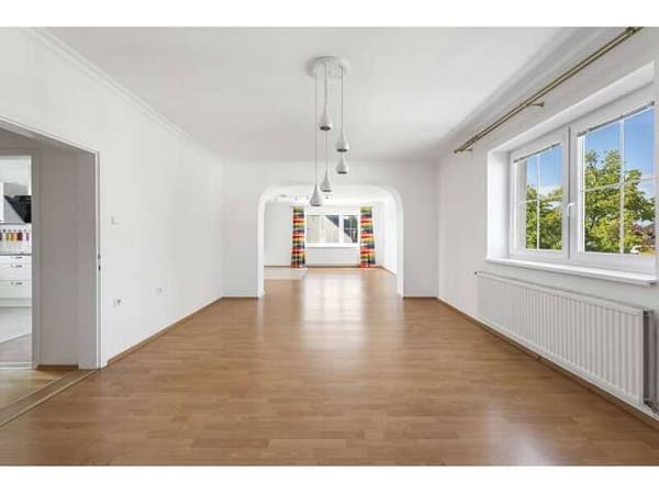 Immobilie in Wiener Neustadt - Ein Haus, viele Möglichkeiten | Großzügiges Zuhause mit zwei Wohnebenen und Ausbaureserve | 2 Küchen | Separate Eingänge | Garten mit viel Privatsphäre - Bild 1