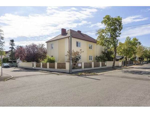 Immobilie in Wiener Neustadt - Ein Haus, viele Möglichkeiten | Großzügiges Zuhause mit zwei Wohnebenen und Ausbaureserve | 2 Küchen | Separate Eingänge | Garten mit viel Privatsphäre - Bild 2
