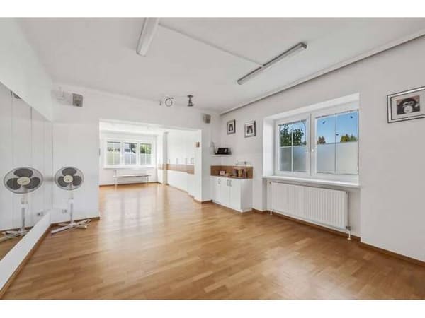 Immobilie in Wiener Neustadt - Ein Haus, viele Möglichkeiten | Großzügiges Zuhause mit zwei Wohnebenen und Ausbaureserve | 2 Küchen | Separate Eingänge | Garten mit viel Privatsphäre - Bild 3