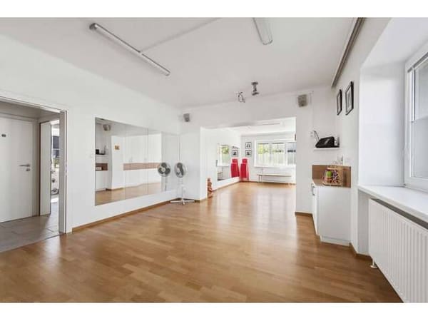 Immobilie in Wiener Neustadt - Ein Haus, viele Möglichkeiten | Großzügiges Zuhause mit zwei Wohnebenen und Ausbaureserve | 2 Küchen | Separate Eingänge | Garten mit viel Privatsphäre - Bild 4