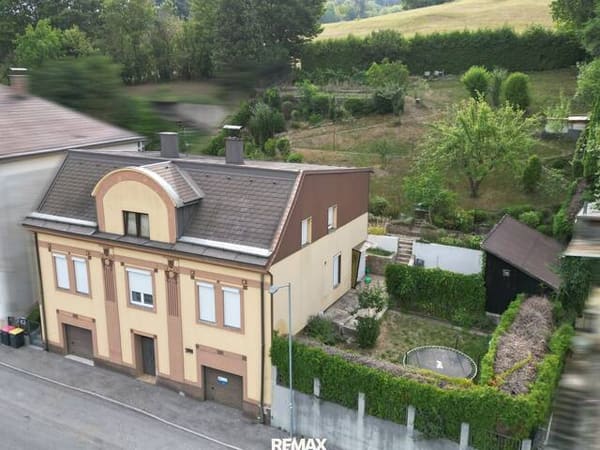 Immobilie in Traisen - Großzügiges Zuhause mit zwei Wohneinheiten, Garten und Garagen - Bild 0
