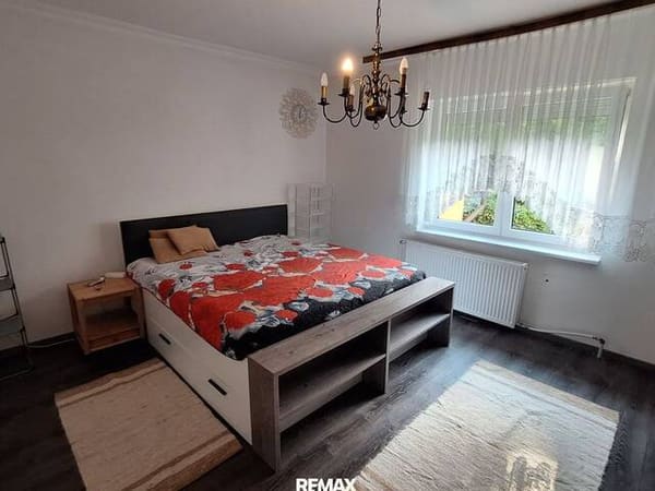 Immobilie in Traisen - Großzügiges Zuhause mit zwei Wohneinheiten, Garten und Garagen - Bild 1