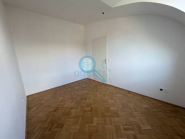 Immobilie in Traun - Oben angekommen – charmante 3-Zimmer-Dachgeschosswohnung mit Loggia - Bild 3
