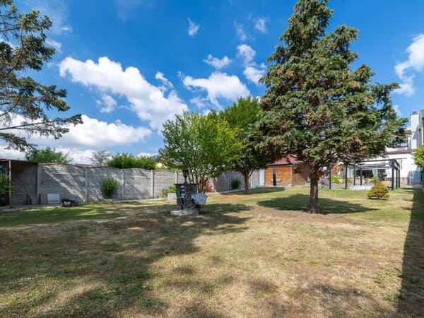 Immobilie in Schwechat - Sehr gepflegtes Wohnhaus mit Garten, Pool & Wellnessbereich in Schwechat - Bild 0