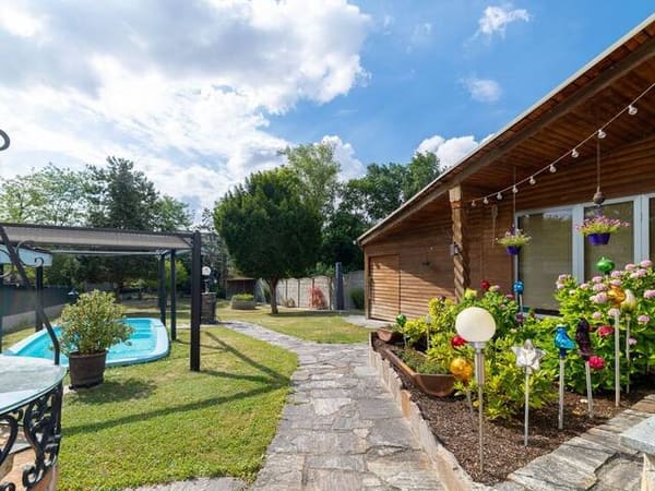 Immobilie in Schwechat - Sehr gepflegtes Wohnhaus mit Garten, Pool & Wellnessbereich in Schwechat - Bild 1