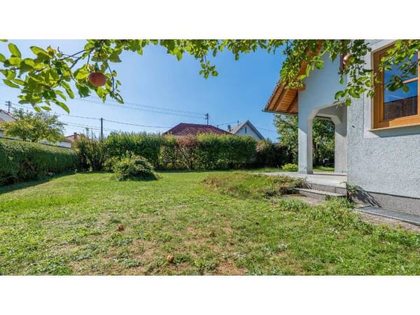 Immobilie in Attnang - Familienglück mit Gartenidylle & Doppelgarage - Bild 1