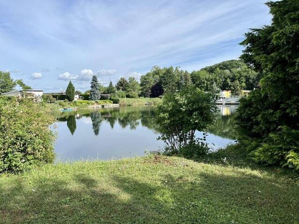 Immobilie in Velm - Eigengrund! Ruheoase 15 min von Wien: Bungalow am Badesee, ganzjährig bewohnbar - Bild 1