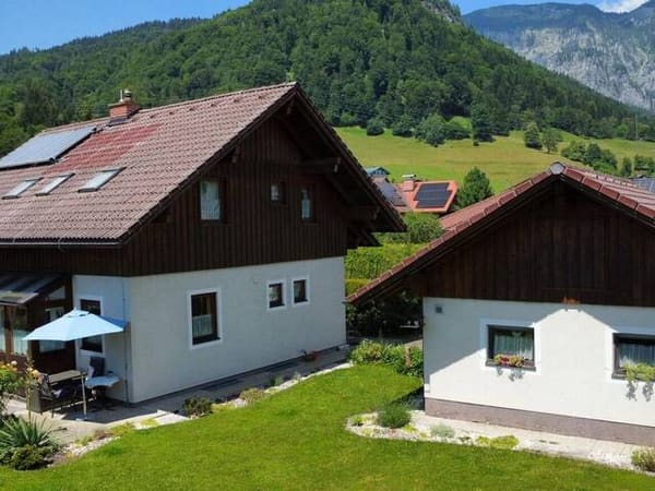 Immobilie in Weißenbach bei Liezen - Wohnhaus mit südseitigem Wintergarten und Doppelgarage, westseitigem Balkon, voll unterkellert - Bild 0