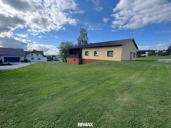 Immobilie in St. Agatha - Einfamilienhaus mit großem Garten im Herzen von St. Agatha – teilsaniert - Bild 1