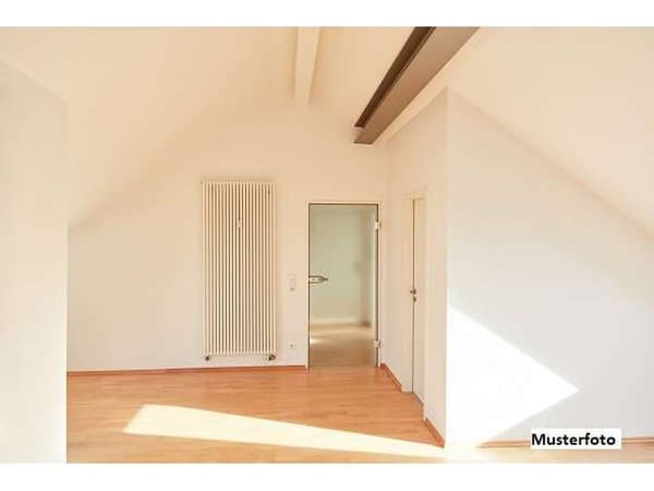 Immobilie in Randegg - Wohnen mit Ausblick: Großzügige 3-Zimmer-Dachgeschosswohnung mit Loggia - Bild 0