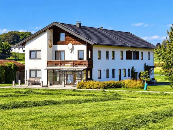 Immobilie in Ostermiething - MEHRFAMILIENHAUS MIT DREI WOHNEINHEITEN IN ALLEINLAGE - Bild 0