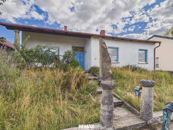 Immobilie in Frauenkirchen - Ort der Kreativität - Ein Haus umgeben von Sandstein und viel Grün. - Bild 2