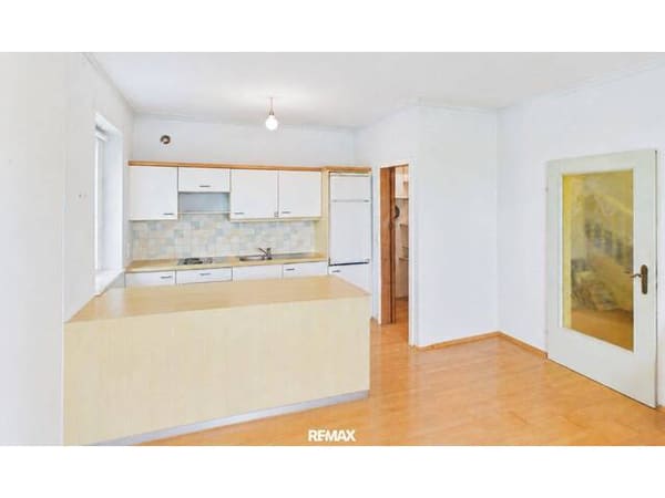 Immobilie in Frauenkirchen - Ort der Kreativität - Ein Haus umgeben von Sandstein und viel Grün. - Bild 3