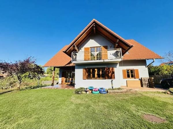 Immobilie in Aigen - Hochstraden: Idyllische Höhenlage trifft großzügiges Wohnen - 1344 m2 Grundstück, 218 m2 NFL, 5 Zimmer, Gargage und Caport! - Bild 0
