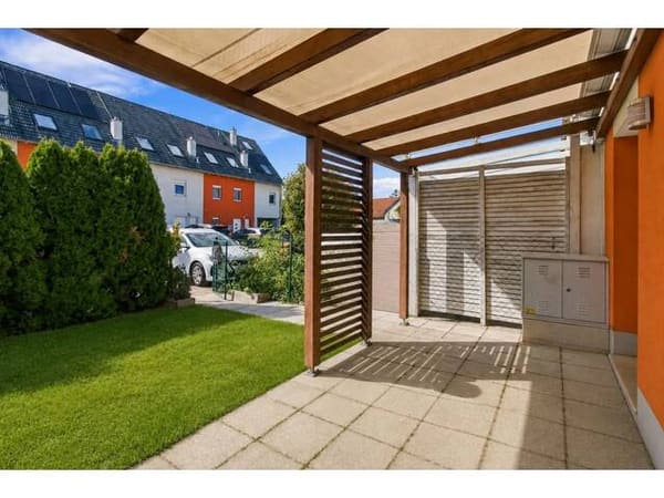 Immobilie in Gerasdorf -    ECK-REIHENHAUS    mit Garten, Terrassen und zwei Stellplätzen - Bild 1