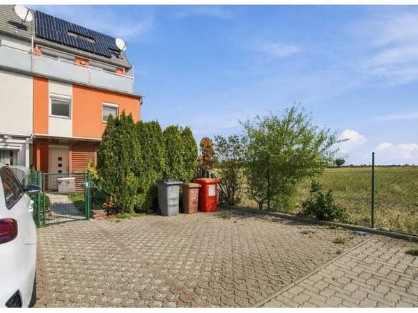 Immobilie in Gerasdorf -    ECK-REIHENHAUS    mit Garten, Terrassen und zwei Stellplätzen - Bild 2