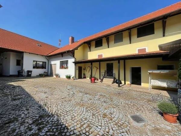 Immobilie in Grafenberg - Vielseitiges Anwesen mit historischem Wohnhaus - großer Innenhof, zahlreiche Nebengebäude - 260 m² Maschinenhalle & moderner PV-Anlage - Bild 0