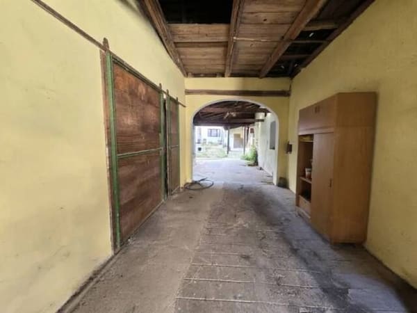Immobilie in Grafenberg - Vielseitiges Anwesen mit historischem Wohnhaus - großer Innenhof, zahlreiche Nebengebäude - 260 m² Maschinenhalle & moderner PV-Anlage - Bild 2