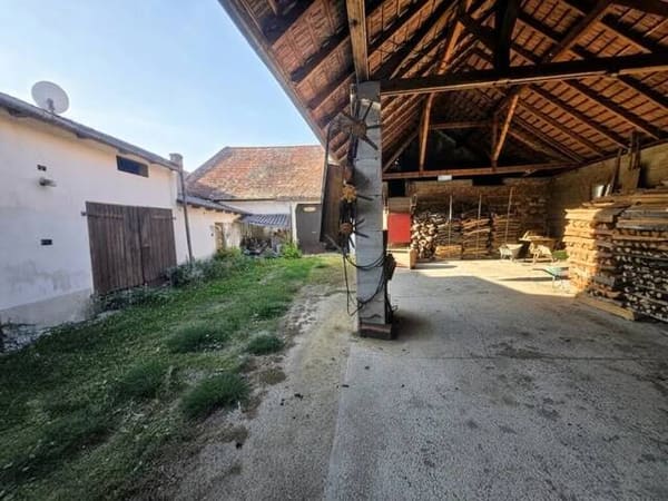 Immobilie in Grafenberg - Vielseitiges Anwesen mit historischem Wohnhaus - großer Innenhof, zahlreiche Nebengebäude - 260 m² Maschinenhalle & moderner PV-Anlage - Bild 3
