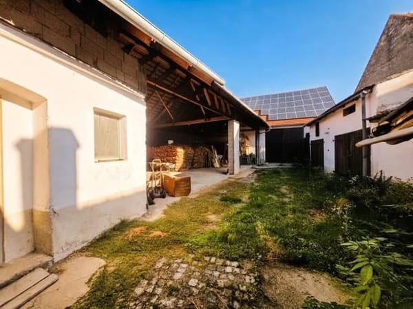 Immobilie in Grafenberg - Vielseitiges Anwesen mit historischem Wohnhaus - großer Innenhof, zahlreiche Nebengebäude - 260 m² Maschinenhalle & moderner PV-Anlage - Bild 4