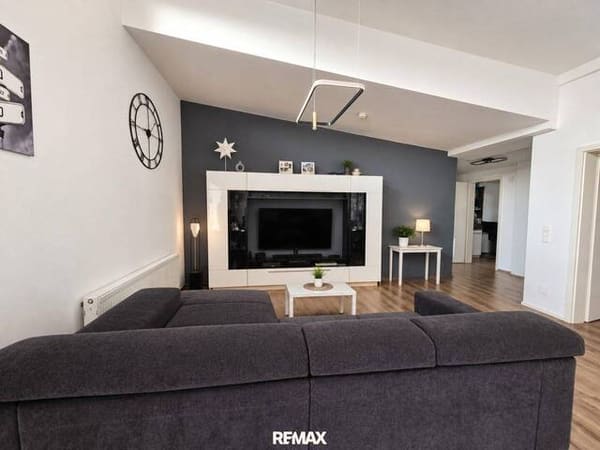 Immobilie in Hunnenbrunn - Attraktive Wohnung mit Dachterrasse & gemeinschaftlichem Privatgarten mit Pool - Bild 1