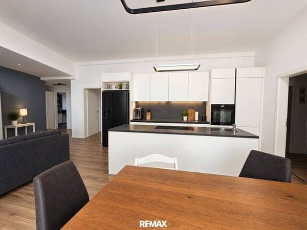 Immobilie in Hunnenbrunn - Attraktive Wohnung mit Dachterrasse & gemeinschaftlichem Privatgarten mit Pool - Bild 2
