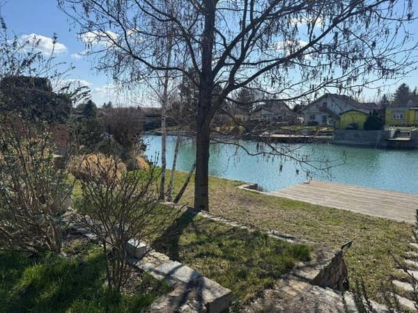 Immobilie in Breitensee - NEU! Wohnen am Wasser – Baugrundstück mit eigenem Seeufer & Sommerhaus - Bild 1