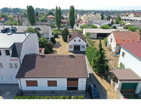 Immobilie in Leobersdorf - Einfamilienhaus mit großem Grundstück und vielseitigem Nebengebäude in Leobersdorf - Bild 0
