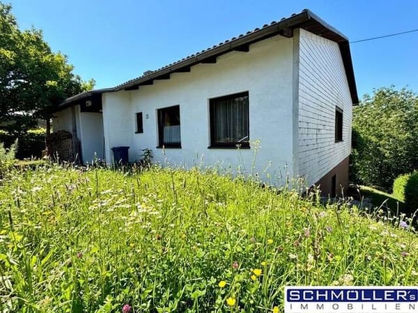 Immobilie in Grieskirchen - Schönes Einfamilienhaus - Bungalowbauweise, in grüner Ruhelage am Stadtrand von Grieskirchen - Unverbaubare Hanglage mit Blick bis in die Alpen - Bild 0
