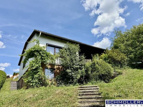 Immobilie in Grieskirchen - Schönes Einfamilienhaus - Bungalowbauweise, in grüner Ruhelage am Stadtrand von Grieskirchen - Unverbaubare Hanglage mit Blick bis in die Alpen - Bild 2