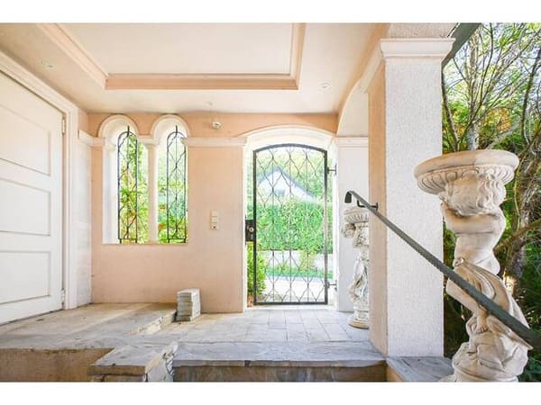 Immobilie in Breitenfurt bei Wien - Breitenfurt Ost – elegante Villa mit Innenpool und über 2.000 m² großem Grundstück - Bild 2