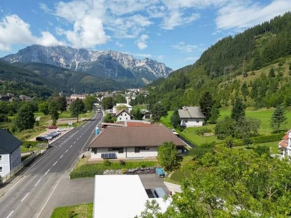 Immobilie in Eisenerz - Großzügiger Bungalow mit ausgebautem Keller und 3-PKW-Garage - nahe Leopoldsteiner See und Skigebiet, nur ca. 30 Minuten von Leoben - Bild 2