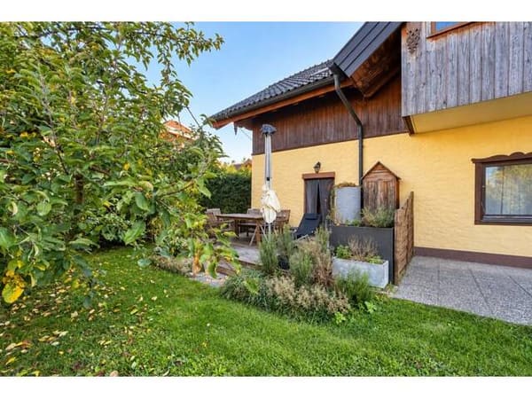 Immobilie in Innerschwand - Wohnen mit besonderem Charme - Gewölbe-Wohnzimmer und Terrasse nahe dem Mondsee - Bild 1