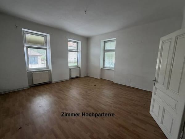 Immobilie in Gloggnitz - Haushälfte bestehend aus 2 Wohnungen + Souterrainräumlichkeiten + Nebenräume (ca. 177m² Nutzfläche) und 141m² Eigengarten - sanierungsbedürftig - Bild 0