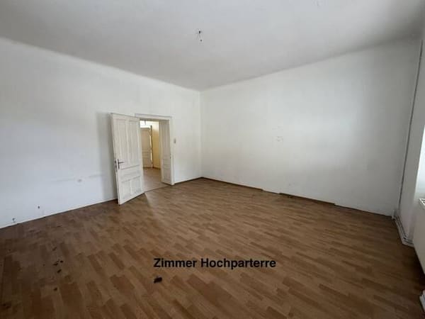 Immobilie in Gloggnitz - Haushälfte bestehend aus 2 Wohnungen + Souterrainräumlichkeiten + Nebenräume (ca. 177m² Nutzfläche) und 141m² Eigengarten - sanierungsbedürftig - Bild 1