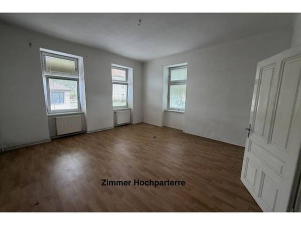 Immobilie in Gloggnitz - Haushälfte bestehend aus 2 Wohnungen + Souterrainräumlichkeiten + Nebenräume (ca. 177m² Nutzfläche) und 141m² Eigengarten - sanierungsbedürftig - Bild 3