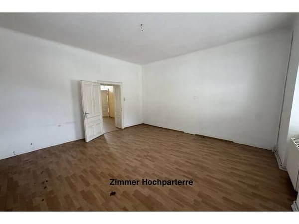 Immobilie in Gloggnitz - Haushälfte bestehend aus 2 Wohnungen + Souterrainräumlichkeiten + Nebenräume (ca. 177m² Nutzfläche) und 141m² Eigengarten - sanierungsbedürftig - Bild 4
