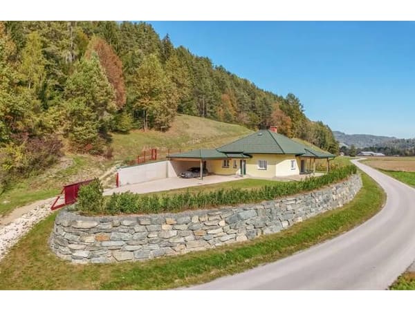 Immobilie in Grafenstein - *** Wohnen im Einklang mit der Natur *** charmanter Bungalow in idyllischer Aussichtslage - Bild 0