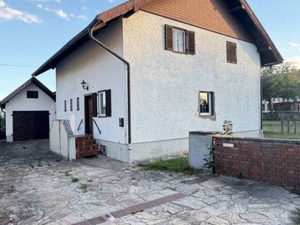 Immobilie in Braunau am Inn - Renovierungsbedürftiges Haus in guter Lage - Bild 0