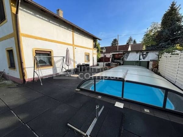 Immobilie in Niederabsdorf - Liebe auf den ersten Blick! Großzügiges Einfamilienhaus in Niederabsdorf mit Pool, Balkon, Terrasse & Carport! - Bild 2