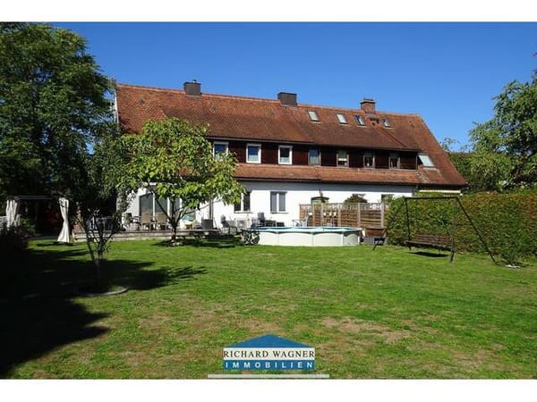 Immobilie in St. Valentin - Eigentumswohnung im Erdgeschoss mit großem Garten, Pool und Garage - Bild 0