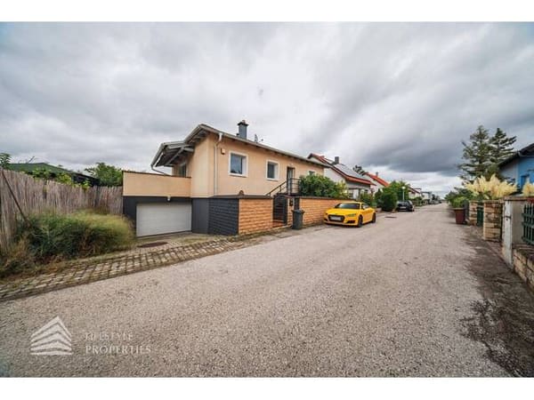 Immobilie in Oberwaltersdorf - Mehr als ein Haus: stilvoll möbliertes Familiendomizil mit 42,1 m² Parkett-Wohnküche, Master-Suite & Wellness-Garten – nahe Wien - Bild 1