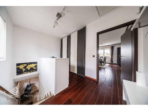 Immobilie in Oberwaltersdorf - Mehr als ein Haus: stilvoll möbliertes Familiendomizil mit 42,1 m² Parkett-Wohnküche, Master-Suite & Wellness-Garten – nahe Wien - Bild 3